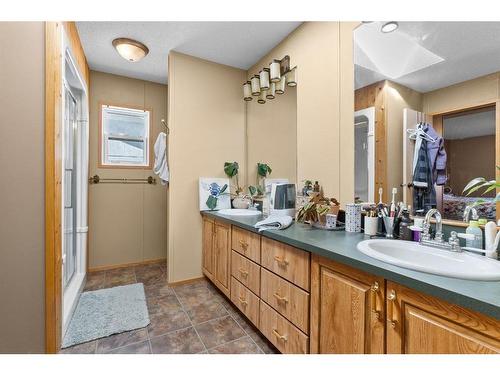 10-32501 Rr 24, Rural Mountain View County, AB - Indoor Photo Showing Bathroom