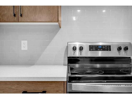 982 Bayview Rise Sw, Airdrie, AB - Indoor Photo Showing Kitchen