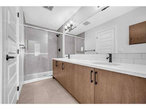 982 Bayview Rise Sw, Airdrie, AB - Indoor Photo Showing Bathroom