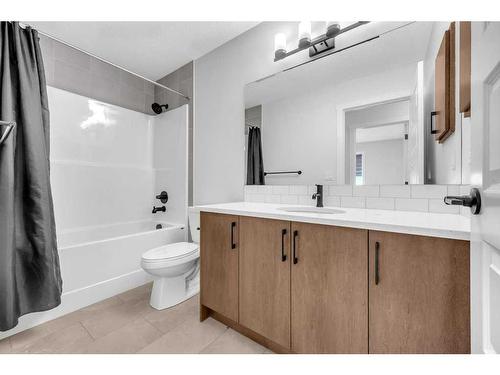 982 Bayview Rise Sw, Airdrie, AB - Indoor Photo Showing Bathroom