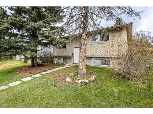 211 Marlyn Place Ne, Calgary, AB - Outdoor