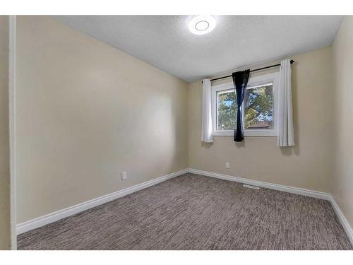 4704 Whitehorn Drive Ne, Calgary, AB - Indoor Photo Showing Other Room