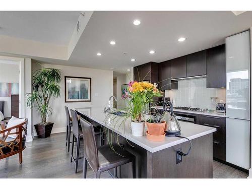 604-1111 10 Street Sw, Calgary, AB - Indoor Photo Showing Kitchen With Upgraded Kitchen