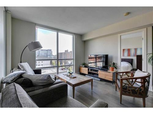 604-1111 10 Street Sw, Calgary, AB - Indoor Photo Showing Living Room