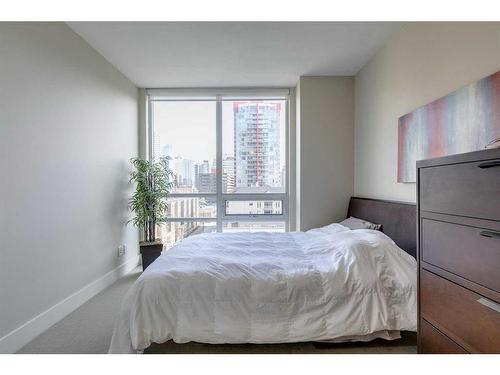 604-1111 10 Street Sw, Calgary, AB - Indoor Photo Showing Bedroom