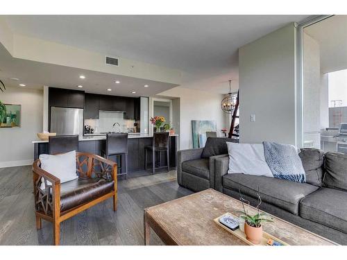 604-1111 10 Street Sw, Calgary, AB - Indoor Photo Showing Living Room