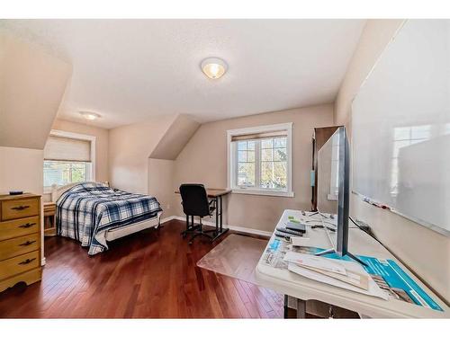 1139 20 Avenue Nw, Calgary, AB - Indoor Photo Showing Bedroom