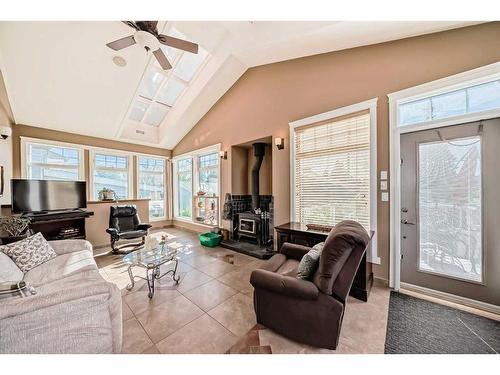 1139 20 Avenue Nw, Calgary, AB - Indoor Photo Showing Living Room