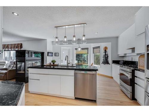 472 Sierra Morena Place Sw, Calgary, AB - Indoor Photo Showing Kitchen