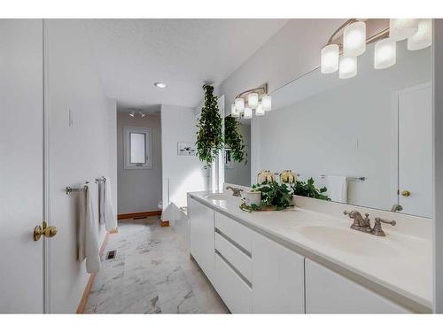 472 Sierra Morena Place Sw, Calgary, AB - Indoor Photo Showing Bathroom