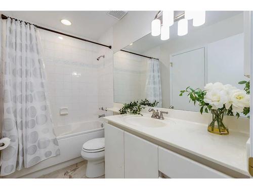 472 Sierra Morena Place Sw, Calgary, AB - Indoor Photo Showing Bathroom