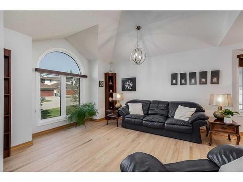 472 Sierra Morena Place Sw, Calgary, AB - Indoor Photo Showing Living Room