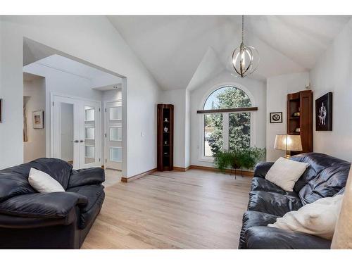 472 Sierra Morena Place Sw, Calgary, AB - Indoor Photo Showing Living Room