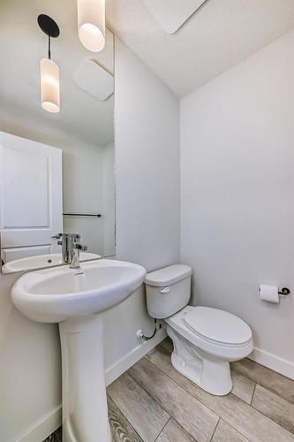 25 Silverton Glen Way Sw, Calgary, AB - Indoor Photo Showing Bathroom