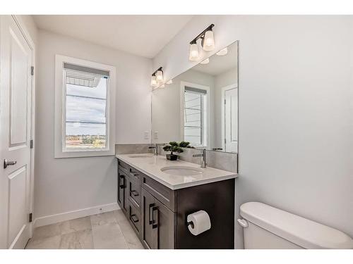 25 Silverton Glen Way Sw, Calgary, AB - Indoor Photo Showing Bathroom