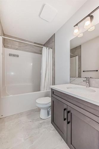 25 Silverton Glen Way Sw, Calgary, AB - Indoor Photo Showing Bathroom