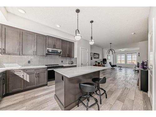 25 Silverton Glen Way Sw, Calgary, AB - Indoor Photo Showing Kitchen With Upgraded Kitchen