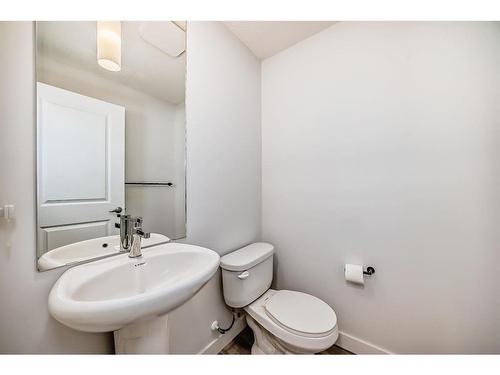 25 Silverton Glen Way Sw, Calgary, AB - Indoor Photo Showing Bathroom