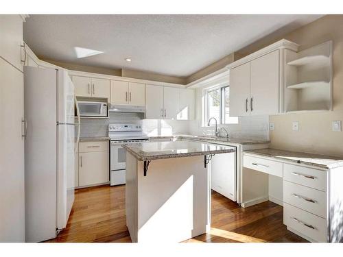 3514 2 Avenue Sw, Calgary, AB - Indoor Photo Showing Kitchen