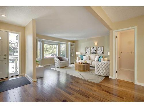 3514 2 Avenue Sw, Calgary, AB - Indoor Photo Showing Living Room