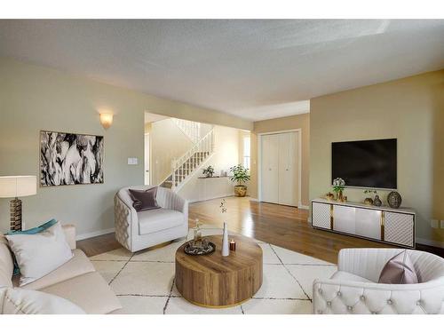 3514 2 Avenue Sw, Calgary, AB - Indoor Photo Showing Living Room