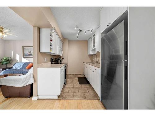 72-4940 39 Avenue Sw, Calgary, AB - Indoor Photo Showing Kitchen