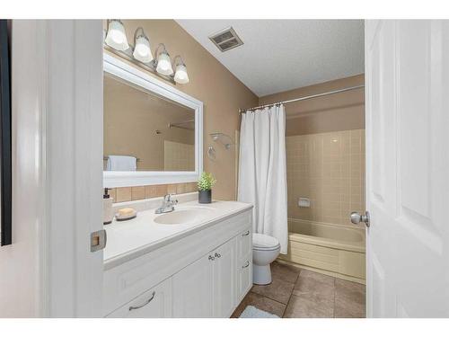 72-4940 39 Avenue Sw, Calgary, AB - Indoor Photo Showing Bathroom