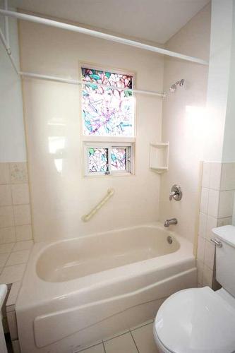 825 20 Avenue Nw, Calgary, AB - Indoor Photo Showing Bathroom