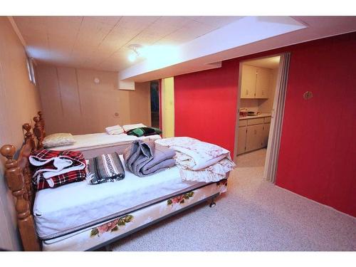 825 20 Avenue Nw, Calgary, AB - Indoor Photo Showing Bedroom