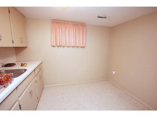 825 20 Avenue Nw, Calgary, AB - Indoor Photo Showing Kitchen