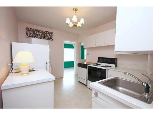 825 20 Avenue Nw, Calgary, AB - Indoor Photo Showing Kitchen