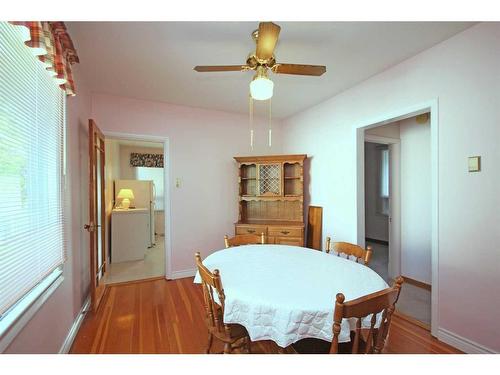 825 20 Avenue Nw, Calgary, AB - Indoor Photo Showing Dining Room