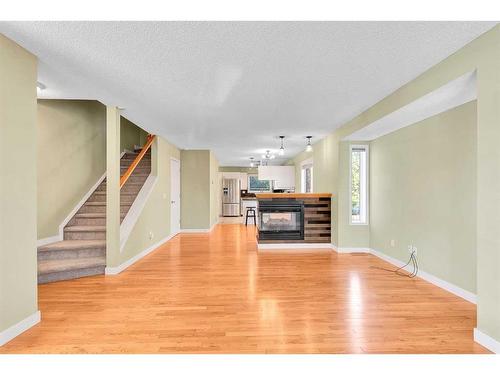 634 20 Avenue Nw, Calgary, AB - Indoor Photo Showing Living Room With Fireplace