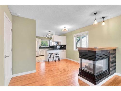 634 20 Avenue Nw, Calgary, AB - Indoor Photo Showing Living Room With Fireplace