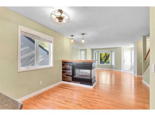 634 20 Avenue Nw, Calgary, AB - Indoor Photo Showing Living Room With Fireplace