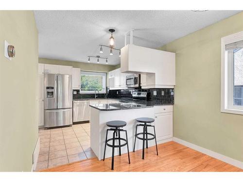 634 20 Avenue Nw, Calgary, AB - Indoor Photo Showing Kitchen