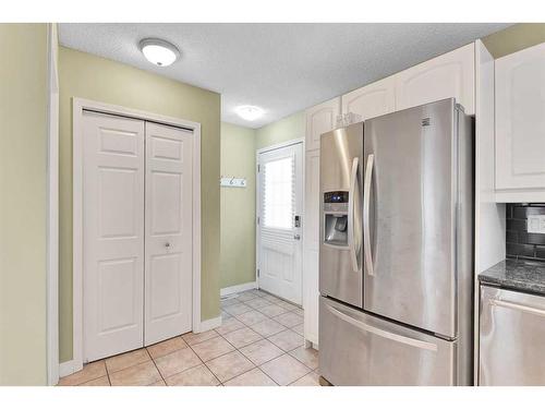 634 20 Avenue Nw, Calgary, AB - Indoor Photo Showing Kitchen