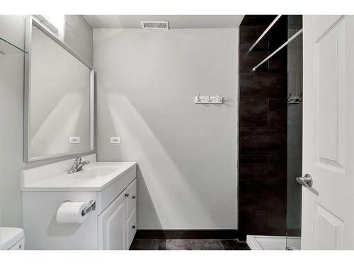 634 20 Avenue Nw, Calgary, AB - Indoor Photo Showing Bathroom