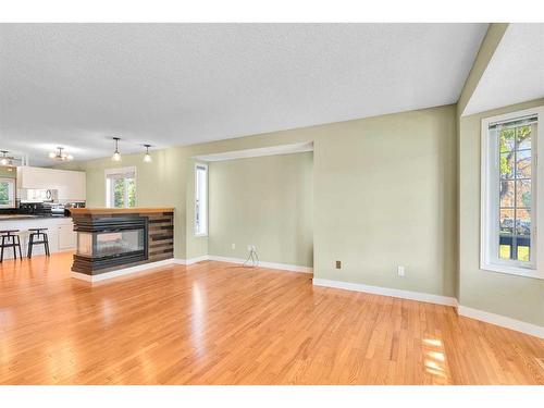 634 20 Avenue Nw, Calgary, AB - Indoor Photo Showing Living Room With Fireplace