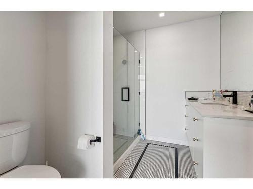 407-8445 Broadcast Avenue Sw, Calgary, AB - Indoor Photo Showing Bathroom