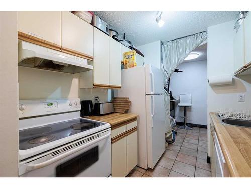 104-525 56 Avenue Sw, Calgary, AB - Indoor Photo Showing Kitchen