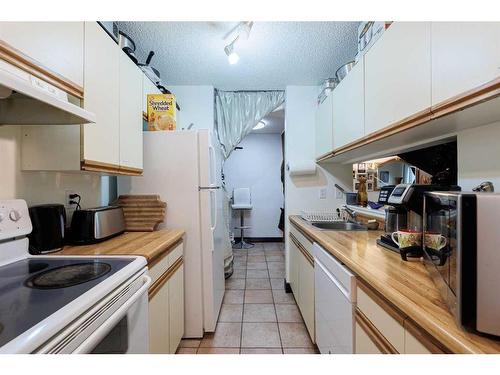 104-525 56 Avenue Sw, Calgary, AB - Indoor Photo Showing Kitchen