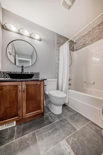 340 Parkview Estates, Strathmore, AB - Indoor Photo Showing Bathroom