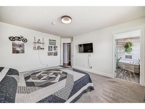 340 Parkview Estates, Strathmore, AB - Indoor Photo Showing Bedroom