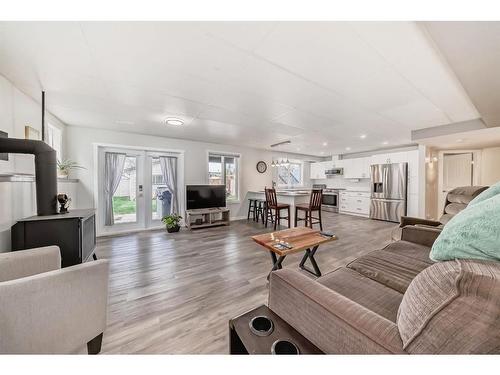 340 Parkview Estates, Strathmore, AB - Indoor Photo Showing Living Room