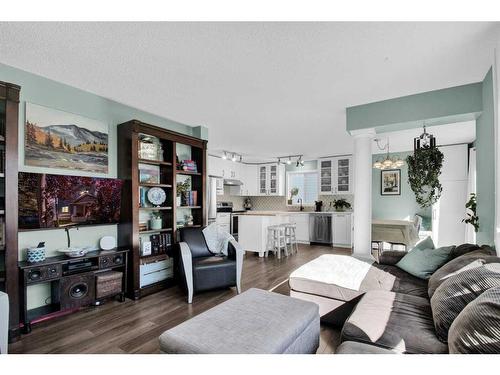 172 Somerside Close Sw, Calgary, AB - Indoor Photo Showing Living Room