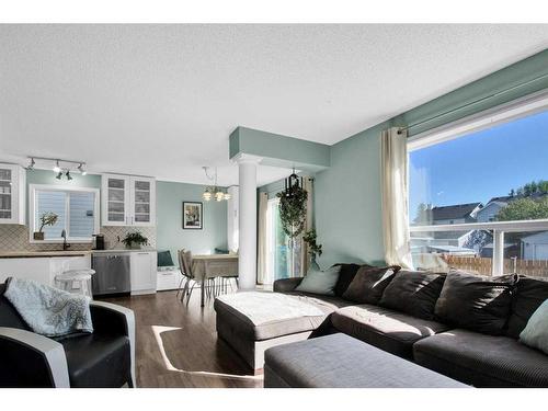 172 Somerside Close Sw, Calgary, AB - Indoor Photo Showing Living Room