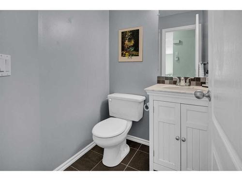 172 Somerside Close Sw, Calgary, AB - Indoor Photo Showing Bathroom