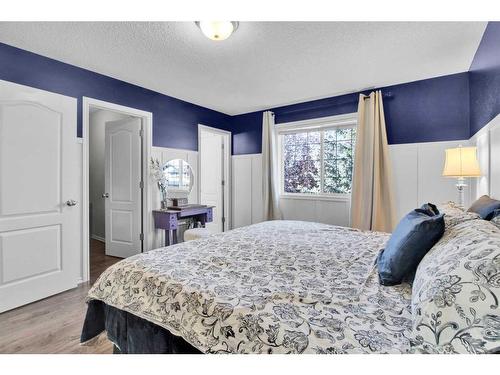 172 Somerside Close Sw, Calgary, AB - Indoor Photo Showing Bedroom