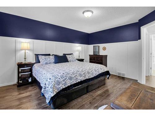 172 Somerside Close Sw, Calgary, AB - Indoor Photo Showing Bedroom